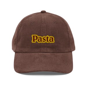 Berretto in velluto a coste con pasta ricamata: regalo per buongustai italiani, cappello con pasta, cappello &quot;I love pasta&quot;, cappello con cibo italiano, pasta, cappelli divertenti, cappello con regali per l&#39;Italia