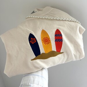 Broderad surfbräda i komfortfärger • Hawaii surf-T-shirt • Sommarön-present