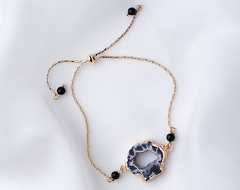 Agate Slice Black Onyx Gold Bracelet. Gray Geode. Adjustable Agate Stone Gold Bracelet with Onyx Beads.