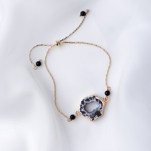 Agate Slice Black Onyx Gold Bracelet. Gray Geode. Adjustable Agate Stone Gold Bracelet with Onyx Beads.