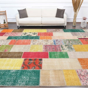 K&ouml;nnte beinhalten: Ein gro&szlig;er, rechteckiger Patchwork-Teppich mit einer lebendigen Mischung aus Farben und Mustern. Der Teppich weist eine Vielzahl geometrischer Formen in Rot-, Gelb-, Gr&uuml;n- und Beiget&ouml;nen auf und erzeugt eine optisch ansprechende und strukturierte Oberfl&auml;che.