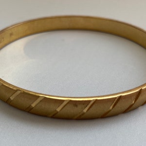 Vintage Gold Ton Diagonal Cut Muster Armreif signiert Monet
