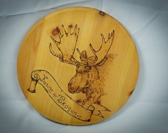 Handgemaakte ronde serveer plank of borrelplank met eland zweedse tekst ( koning van het woud)  pyrography art