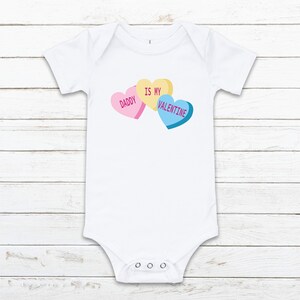 Daddy Is My Valentine SVG | Valentinstag Candy Hearts Onesie SVG | Valentinstag Papa Shirt Design | Silhouette | Cricut Datei | Silhouette Ostern
