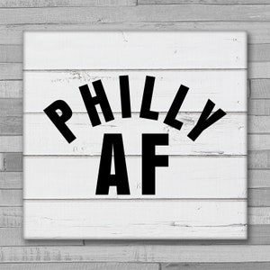Puede incluir: Se&ntilde;al de madera blanca con texto negro que dice "Philly AF".