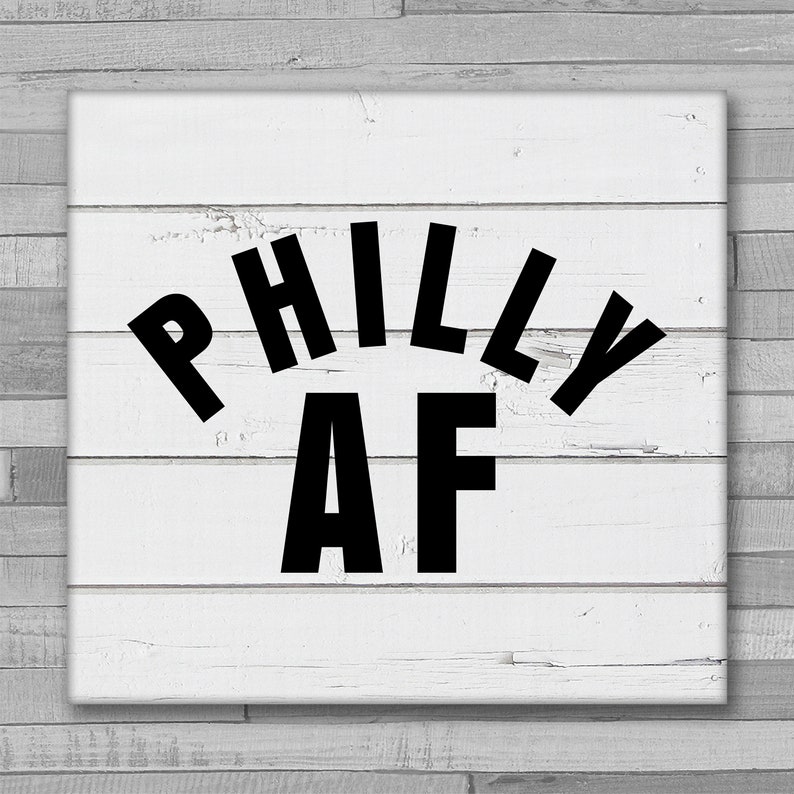 Puede incluir: Se&ntilde;al de madera blanca con texto negro que dice "Philly AF".