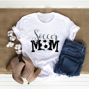 Mãe de futebol, arquivo de corte de mãe esportiva, ditado fofo de mamãe, design de camisa feminina, citação de dia de jogo, torneio, arquivos de silhueta Cricut