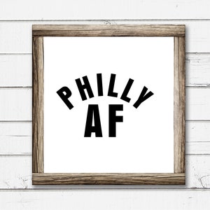 Puede incluir: Una impresi&oacute;n enmarcada con el texto "Philly AF" en letras negras sobre un fondo blanco.