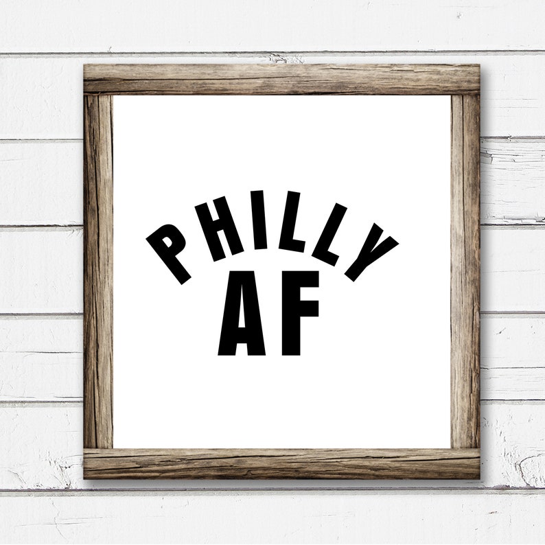 Puede incluir: Una impresi&oacute;n enmarcada con el texto "Philly AF" en letras negras sobre un fondo blanco.