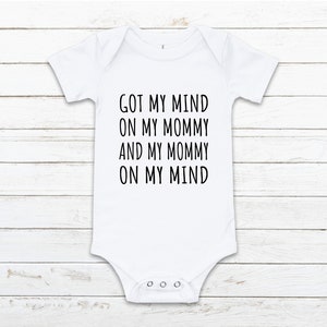 Tengo mi mente en mi mamá SVG, lindo bebé svg, amor mamá svg, Onesie SVG, Cut file Cricut, Silhouette