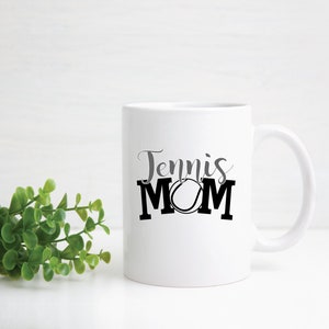 Mãe do tênis, arquivo de corte da mãe dos esportes, ditado fofo da mamãe, design de camisa feminina, citação do dia do jogo, torneio, arquivos de silhueta Cricut