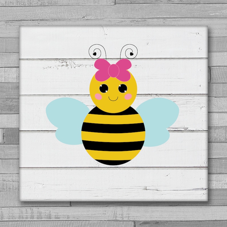 Puede incluir: Una abeja de dibujos animados linda con rayas negras y amarillas, alas azules y un lazo rosa. La abeja tiene una cara sonriente con ojos negros y mejillas rosadas.