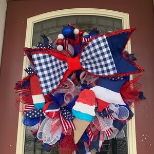 Ghirlanda patriottica rossa, bianca e blu in stile fattoria per il 4 luglio, ghirlanda estiva in stile fattoria