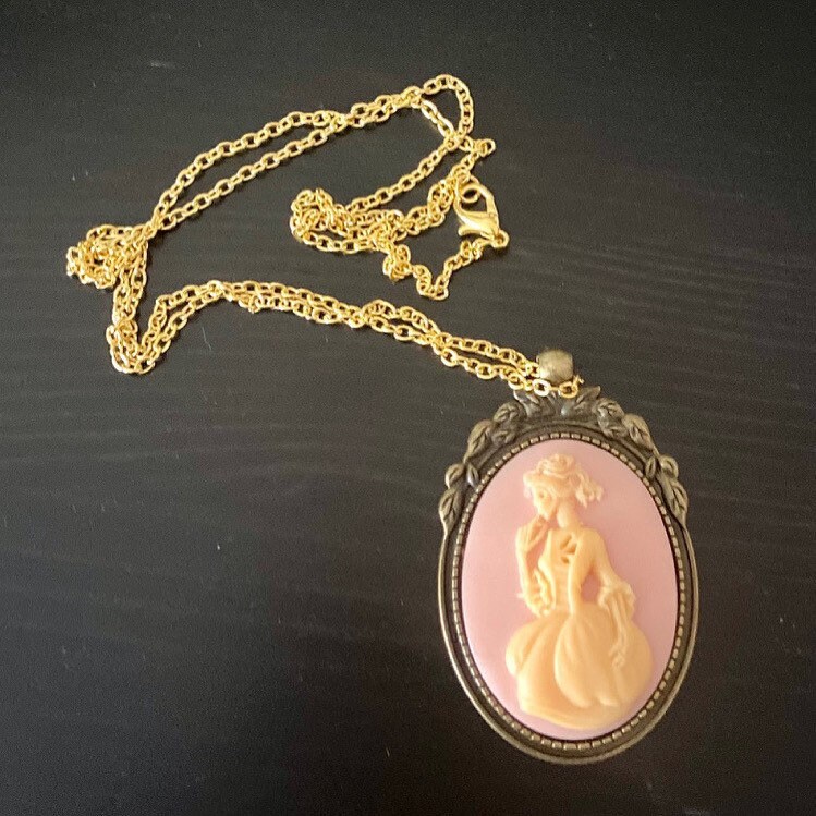 Collier Camée Rose Résine Neuf - Motif Danseuse Antique - Sans Marque