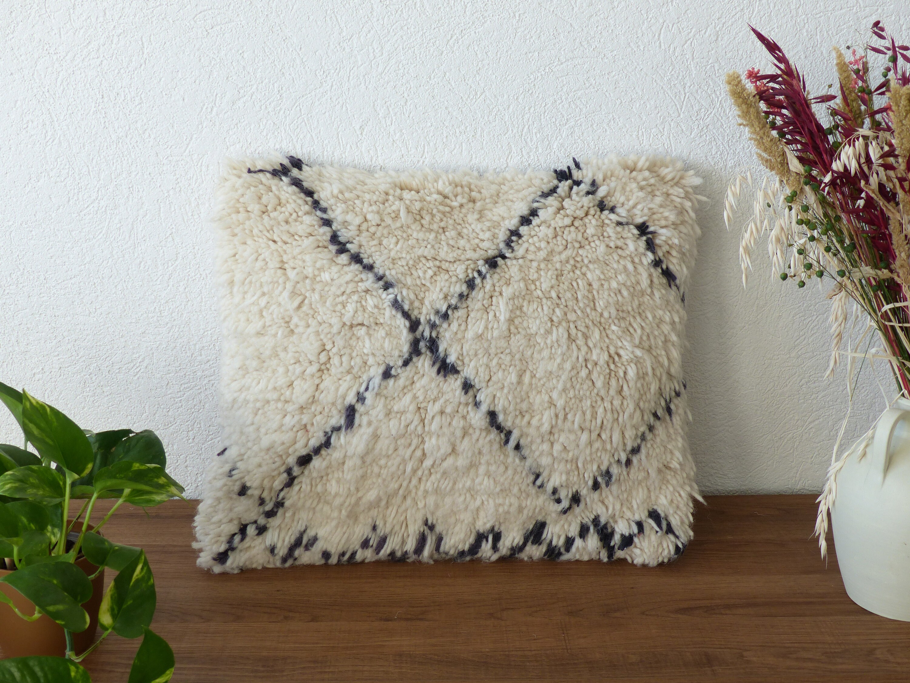 Coussin Berbère en Laine Décoratif Blanc et Noir Béni Ouarain