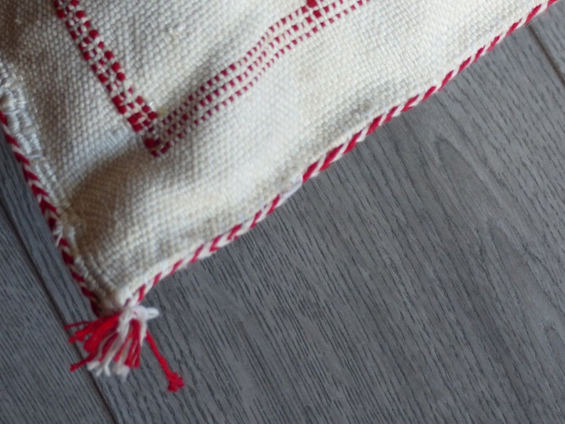 White Berber cushion with red contour Sabra White Silk From Cactus Handmade 45x50cm Moroccan Cushion for Decoration
