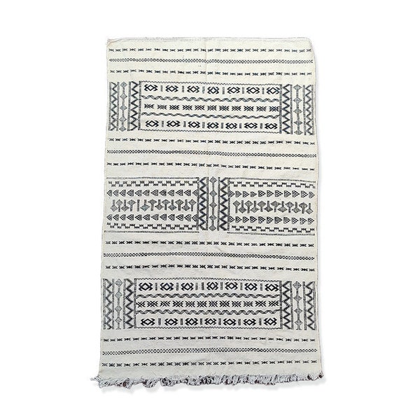 Tapis Kilim marocain blanc et noir, tapis ethnique berbere, tapis motifs berbères, tapis de salon, tapis tribal, tapis boheme blanc