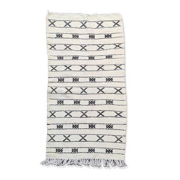 Petit tapis Kilim marocain blanc et noir, Tapis ethnique pour décoration de chambre et couloir, tapis berbere fait main au Maroc, tapis fin