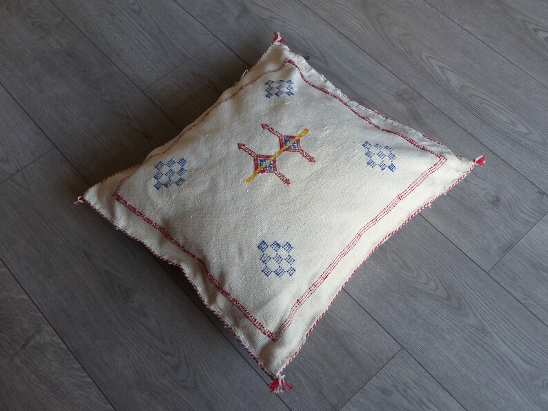 White Berber cushion with red contour Sabra White Silk From Cactus Handmade 45x50cm Moroccan Cushion for Decoration