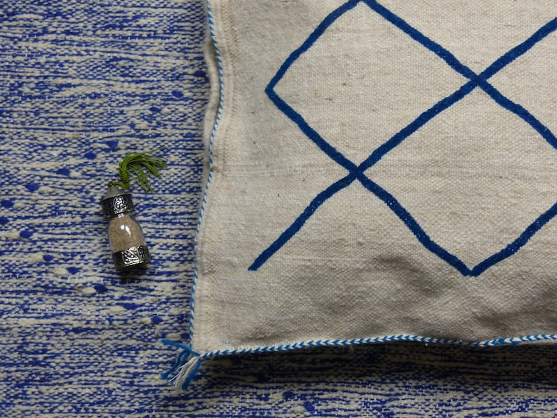 Moroccan Berber cushion Kilim White and Blue wool 45X50 Cousin Handmade decoration