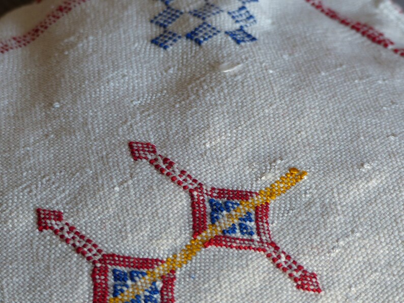 White Berber cushion with red contour Sabra White Silk From Cactus Handmade 45x50cm Moroccan Cushion for Decoration