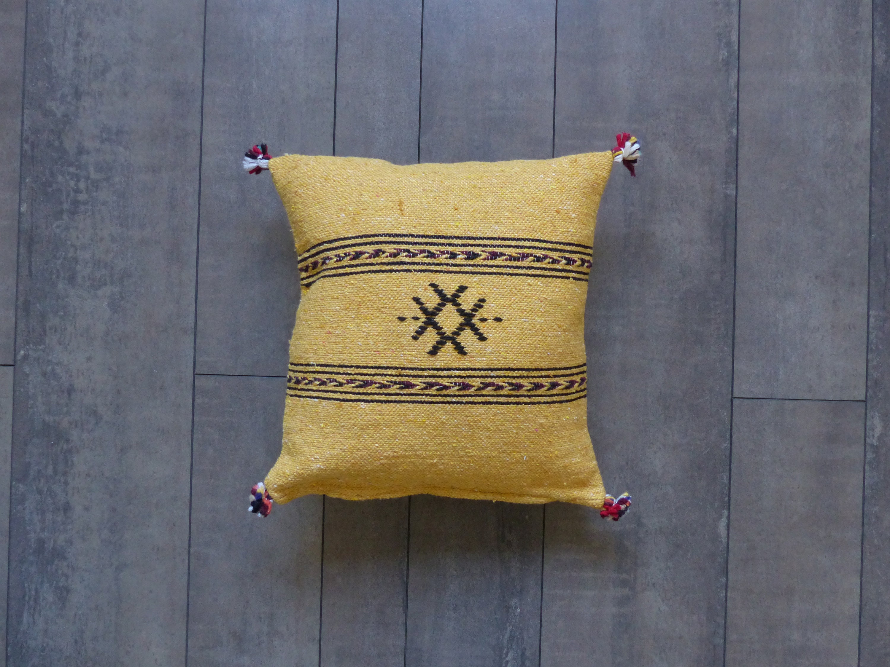 Petit Coussin Berbère Jaune à Pompon