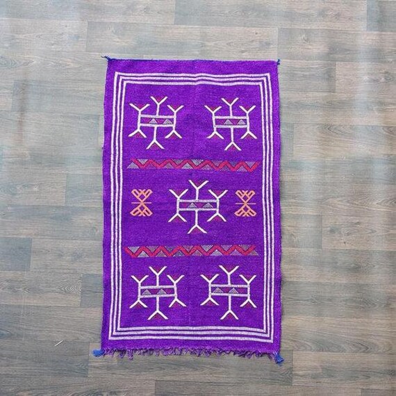 Petit Tapis Berbère Violet en Coton Pour Décoration de Mur ou Sol