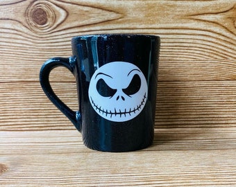 Albtraum vor der Tasse mit Vorder-/Rückseite