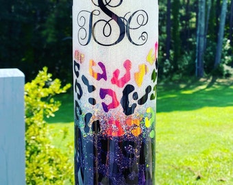 Personalizowane butelki na wodę i kubki z nadrukiem w panterkę.