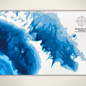 Puede incluir: Un mapa topogr&aacute;fico azul y blanco de la Bah&iacute;a Georgiana, Ontario. El mapa presenta una rosa de los vientos y el texto "Georgian Bay Ontario 44.7073&deg;N 81.3868&deg;W".