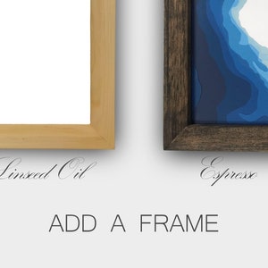 Puede incluir: Dos impresiones enmarcadas de un dise&ntilde;o abstracto azul y blanco. Los marcos se muestran en dos colores diferentes: "Linseed Oil" y "Espresso". A&ntilde;ade un marco a tu impresi&oacute;n.