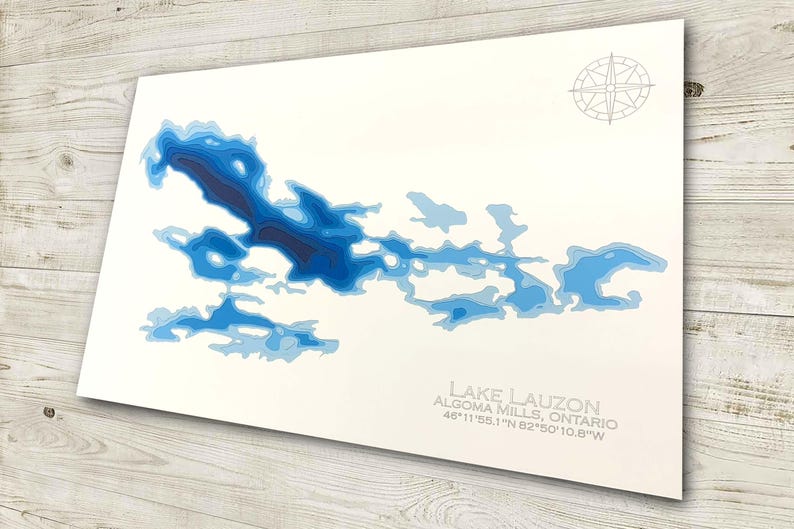 Op de afbeelding: Een blauwe en witte topografische kaart van Lake Lauzon in Algoma Mills, Ontario. De kaart toont de diepte van het meer met contouren. De co&ouml;rdinaten van het meer zijn 46&deg;11'55.1"N 82&deg;50'10.8"W.