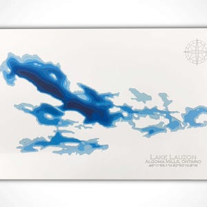 Op de afbeelding: Een blauwe en witte topografische kaart van Lake Lauzon in Algoma Mills, Ontario. De kaart toont de diepte van het meer met verschillende tinten blauw. De co&ouml;rdinaten van het meer zijn 46&deg;11'58.17"N 81&deg;50'10.8"W.