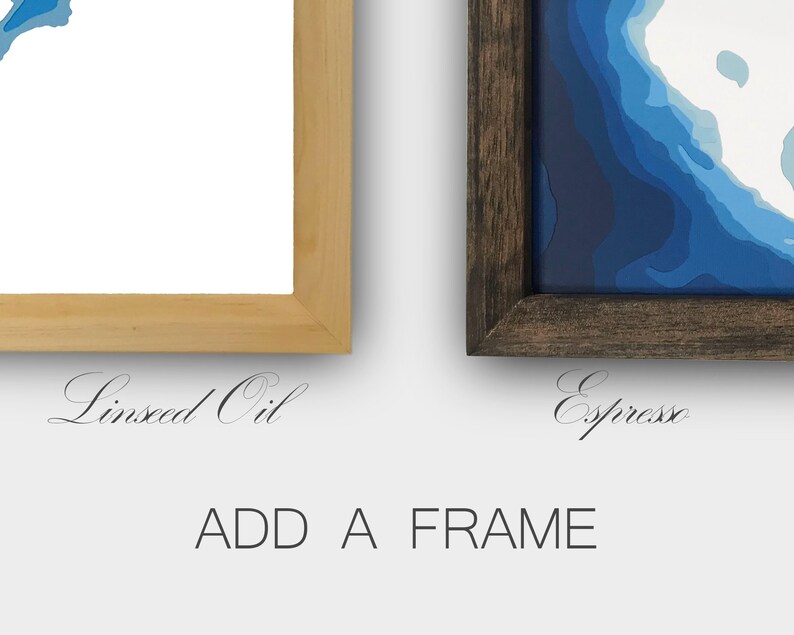 Op de afbeelding: Twee ingelijste prints van een blauw en wit abstract ontwerp. De lijsten worden in twee verschillende kleuren getoond: "Linseed Oil" en "Espresso". Voeg een lijst toe aan uw print.