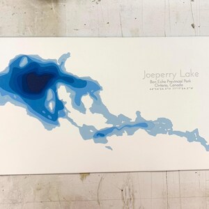 12 x 24 po. Joeperry Lake, parc provincial Bon Echo, carte bathymétrique papier découpée, 12 x 24 po.