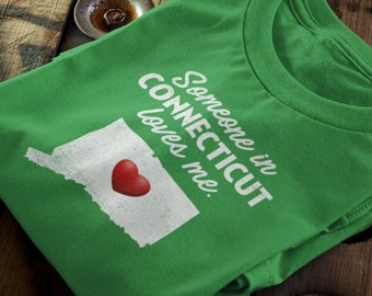 Connecticut - Quelqu'un dans le Connecticut m'aime - Connecticut Unisex T-Shirt - T-Shirt CT - Connecticut Cadeau