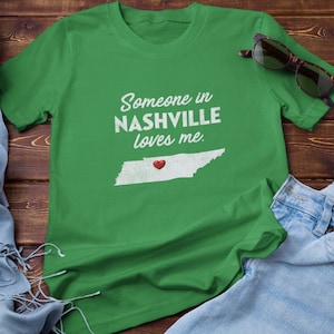 ナッシュビル - ナッシュビルの誰かが私を愛している - ナッシュビル ユニセックス T シャツ - ナッシュビル T シャツ - ナッシュビル ギフト