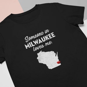 Milwaukee - Qualcuno a Milwaukee mi ama - T-shirt unisex Milwaukee - T-shirt Milwaukee - Regalo Milwaukee