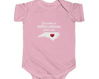North Carolina Onesie - Alguien en Carolina del Norte me ama - North Carolina Baby Infant Onesie - NC Cotton Baby Tee - North Carolina Gift