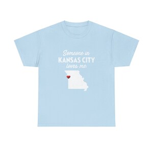 Kansas City - Alguien en Kansas City me ama - Camiseta unisex de Kansas City - Camiseta de Kansas City - Regalo de Kansas City imagen 7