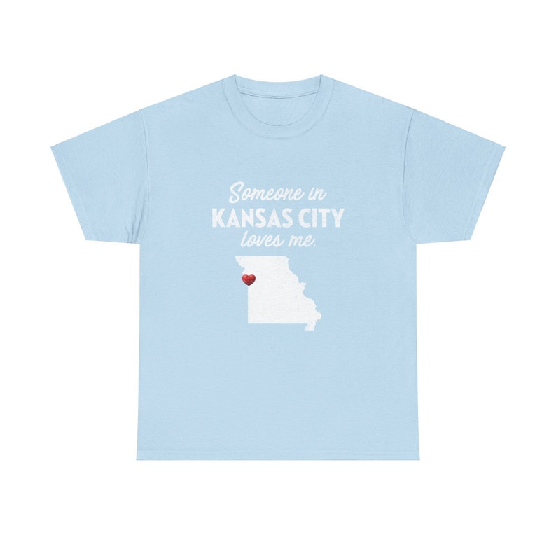 Kansas City - Alguien en Kansas City me ama - Camiseta unisex de Kansas City - Camiseta de Kansas City - Regalo de Kansas City imagen 7