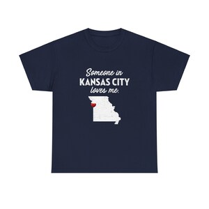 Kansas City - Alguien en Kansas City me ama - Camiseta unisex de Kansas City - Camiseta de Kansas City - Regalo de Kansas City imagen 9
