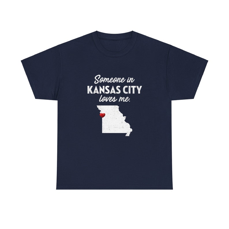 Kansas City - Alguien en Kansas City me ama - Camiseta unisex de Kansas City - Camiseta de Kansas City - Regalo de Kansas City imagen 9