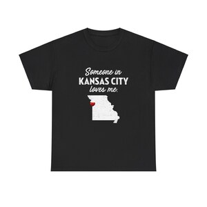 Kansas City - Alguien en Kansas City me ama - Camiseta unisex de Kansas City - Camiseta de Kansas City - Regalo de Kansas City imagen 2