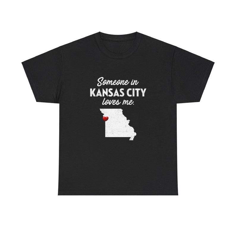 Kansas City - Alguien en Kansas City me ama - Camiseta unisex de Kansas City - Camiseta de Kansas City - Regalo de Kansas City imagen 2