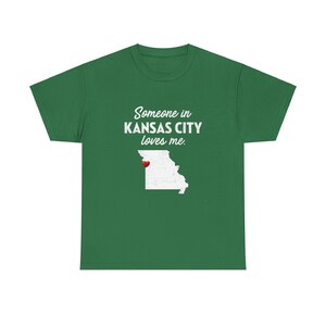 Kansas City - Alguien en Kansas City me ama - Camiseta unisex de Kansas City - Camiseta de Kansas City - Regalo de Kansas City imagen 5