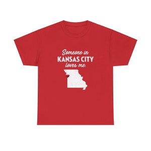 Kansas City - Alguien en Kansas City me ama - Camiseta unisex de Kansas City - Camiseta de Kansas City - Regalo de Kansas City imagen 10