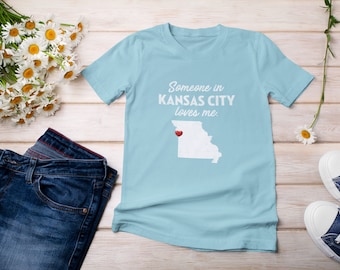 Kansas City - Alguém em Kansas City me ama - Camiseta unissex de Kansas City - Camiseta de Kansas City - Presente de Kansas City