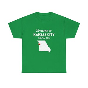 Kansas City - Alguien en Kansas City me ama - Camiseta unisex de Kansas City - Camiseta de Kansas City - Regalo de Kansas City imagen 6