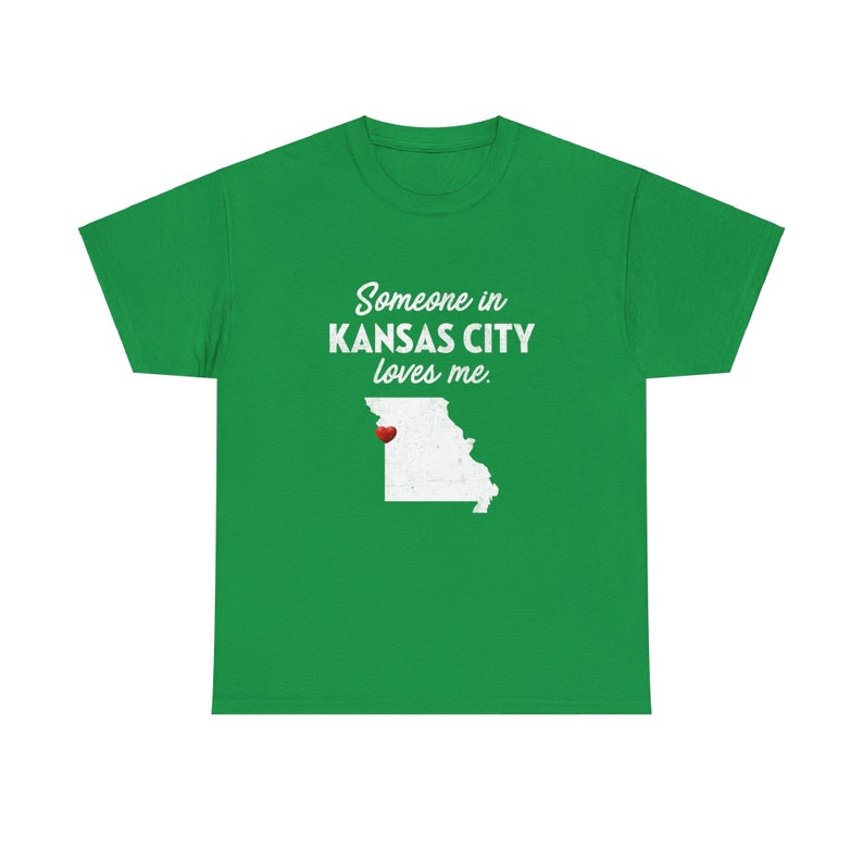 Kansas City - Alguien en Kansas City me ama - Camiseta unisex de Kansas City - Camiseta de Kansas City - Regalo de Kansas City imagen 6